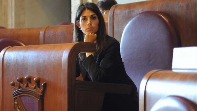 Virginia Raggi Seduta