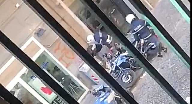 Poliziotti Picchiano Giovane Napoli