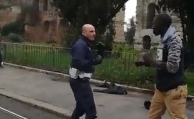 Pugni Poliziotto Immigrato Roma