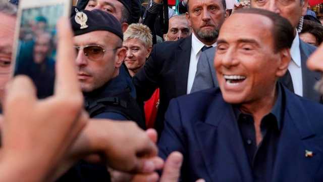 Berlusconi Primo Piano Folla