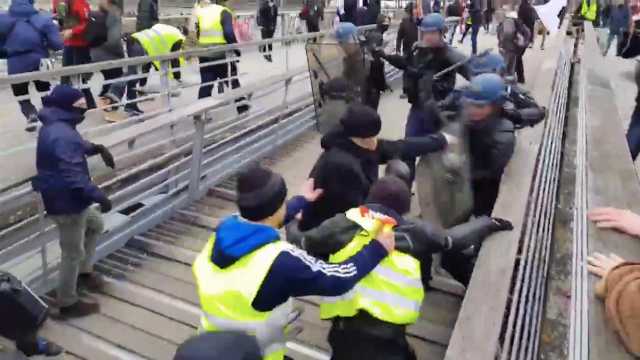 Parigi Gilet Gialli Pugile