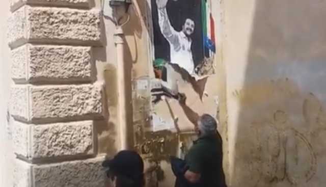 Murale Salvini Rimosso
