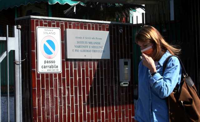 Donna Con Mascherina