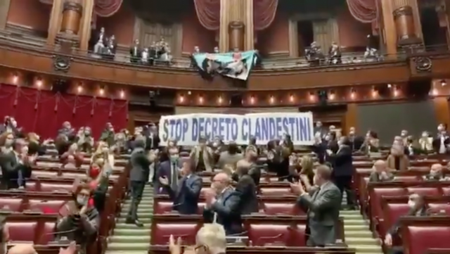 Stop Decreto Striscione