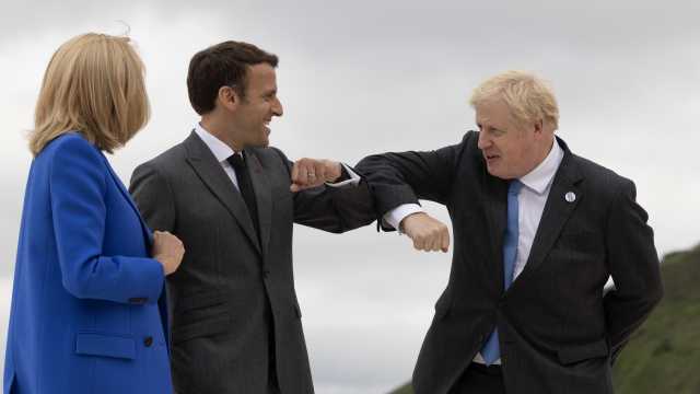 Johnson E Macron