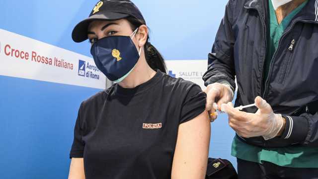 Agente di polizia nell'hub 