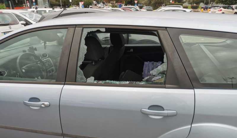 Vetri rotti furti auto Brotzu Cagliari