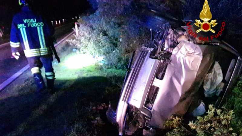 L'auto ribaltata sulla 466