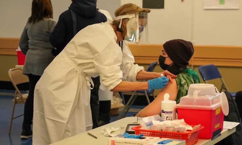 Somministrazione vaccino anti-Covid New York