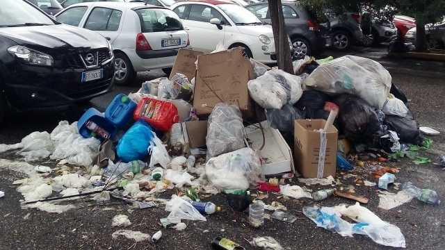 La discarica nei parcheggi del Brotzu