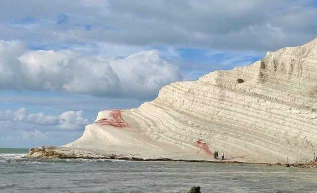 Scala dei turchi imbrattata 
