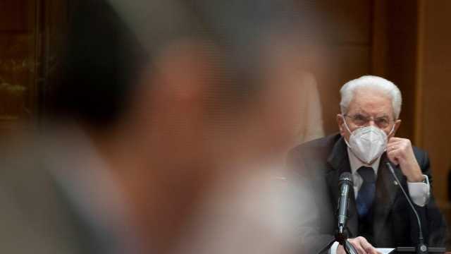 Sergio Mattarella si mette a disposizione 