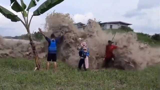 Lo tsunami si abbatte sulla costa 