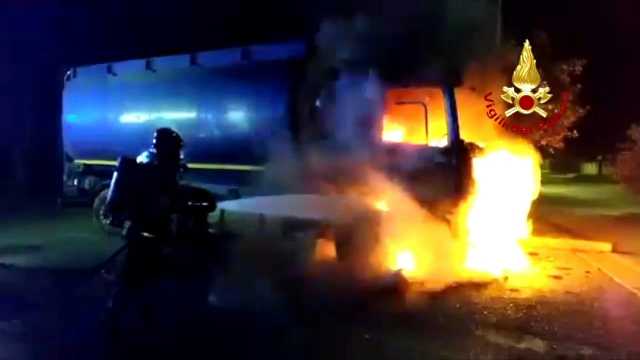 Camion cisterna in fiamme