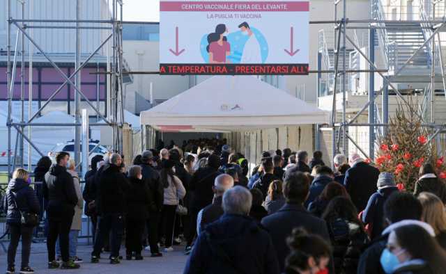 Folla all'hub vaccinale