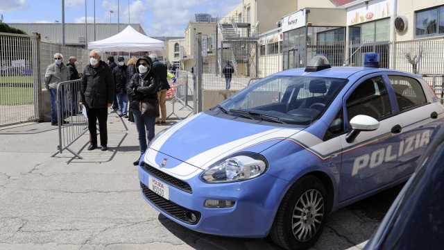 Polizia all'hub vaccinale 