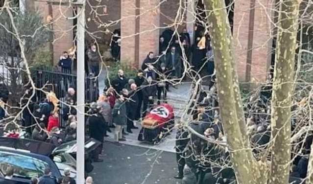 Funerale bara avvolta con la bandiera nazista