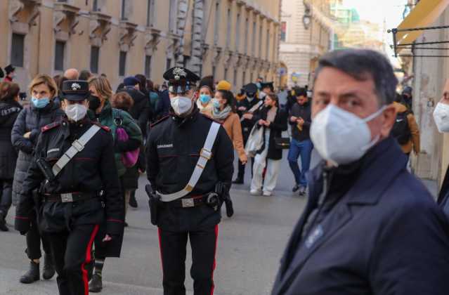 Mascherine obbligo all'aperto