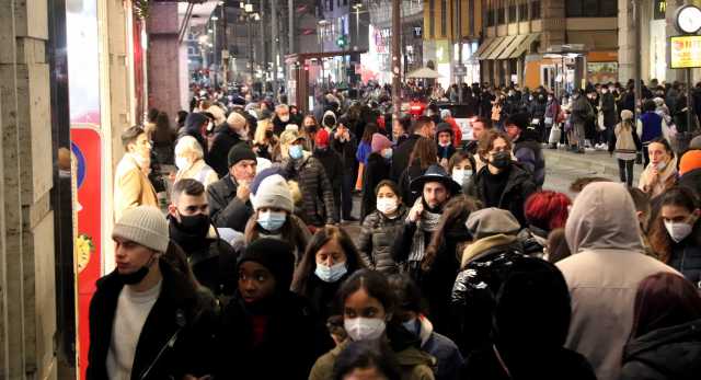 Italia folla mascherine