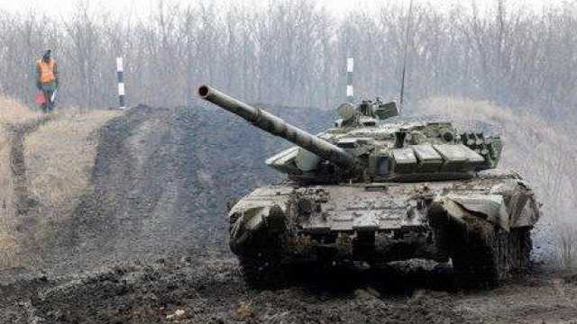 Un carro armato al confine tra Russia e Ucraina 