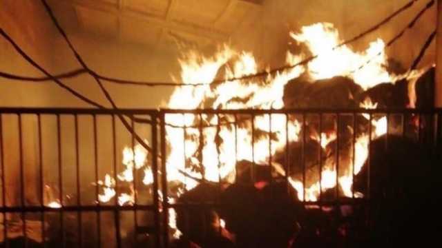 Le fiamme nel capannone di Laconi