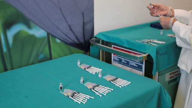 Finti vaccini per far avere il green pass ai no vax: arrestato un medico