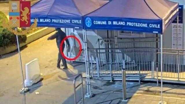 No Vax cerca di dare fuoco all'hub vaccinale