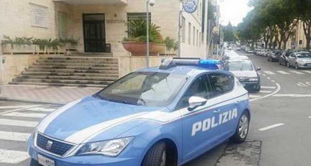Volante davanti alla questura di Cagliari 