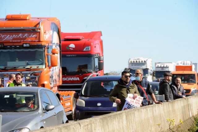 Autotrasporto, la protesta dilaga in tutta Italia
