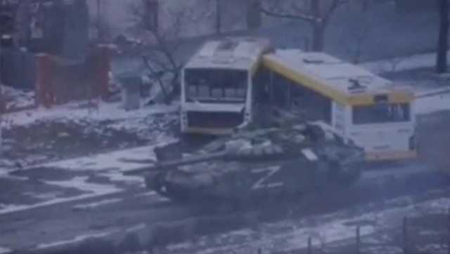Carro armati russo vicino ai bus ucraini