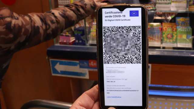 Green pass falsi, arrestato un medico