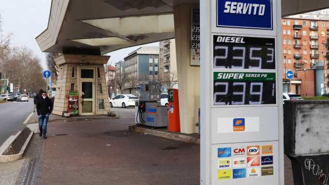 Il governo taglia le accise