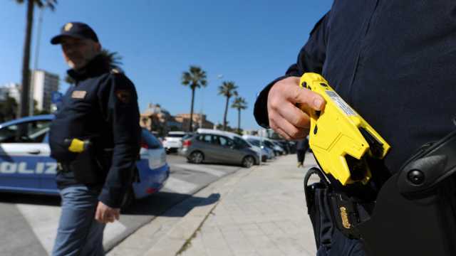 Polizia col taser