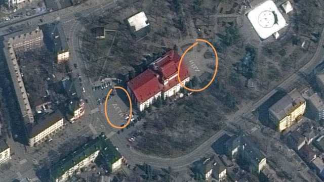 Le scritte Child all'esterno del teatro