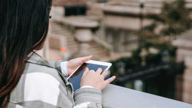 Minorenne adescata sui social 