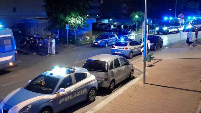 La polizia in via Bolla a Milano