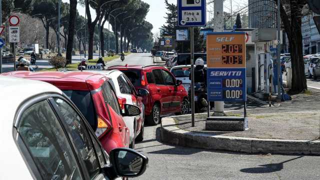 bENZINA SOPRA I DUE EURO