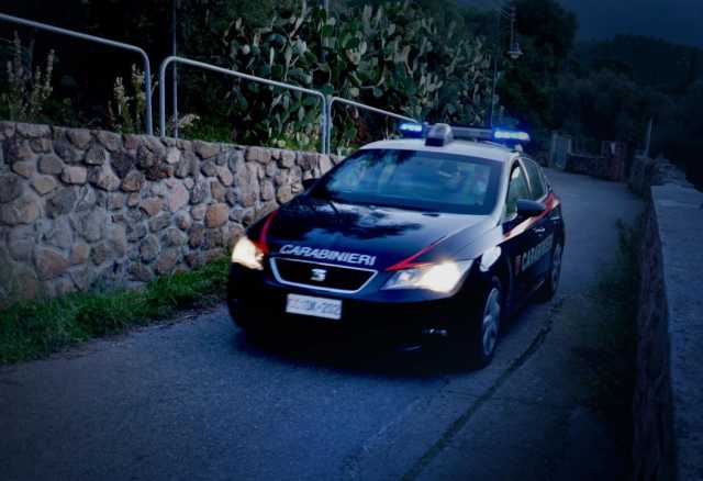 Villasimius, ubriaco alla guida non si ferma all'alt dei carabinieri e tenta la fuga