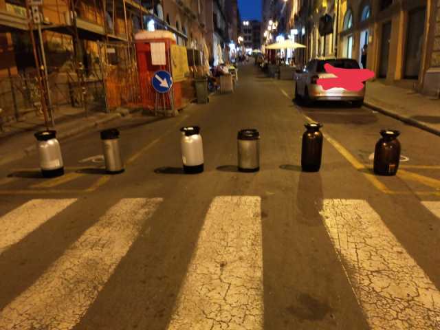 Fusti di birra in via Sassari 