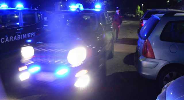 Carbonia, guida ubriaco e si schianta contro tre auto parcheggiate