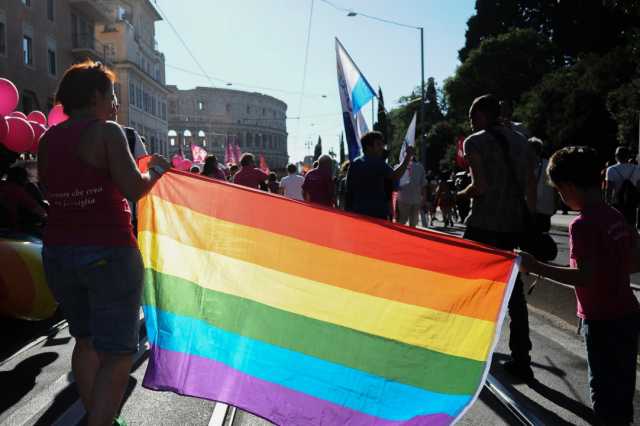 Due ragazze si baciano in strada a Sperlonga: aggredite e picchiate 