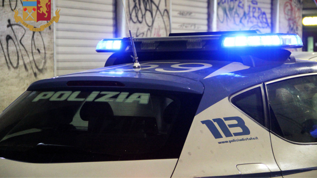 Polizia selargiusA seguito di attività investigativa finalizzata alla tutela, protezione e salvaguardia dell'ambiente è stato eseguito un nuovo intervento da parte dei militari del Comando Provinciale di Nuoro nel territorio del Comune di Villagrande Strisaili in Ogliastra.  Le Fiamme Gialle della Compagnia di Arbatax, con il supporto della Sez. Aerea di Cagliari della Guardia di Finanza, mediante riprese video dall’alto dell’area interessata, hanno individuato una discarica abusiva presso la quale risultavano stoccati diversi materiali di varie tipologie, anche pericolosi.  Nello specifico, sono stati rinvenute vasche idriche in amianto, taniche di olio per autovetture, elettrodomestici, decine di estintori, pneumatici, quasi cinquanta tonnellate di materiale ferroso di vario genere tra cui carcasse di autovetture, tombini stradali, tondini per la costruzione, ecc., oltre a svariato materiale plastico di tutti i tipi, per la classificazione dei quali è stato richiesto l’intervento dei tecnici specializzati dell’Arpa Sardegna.  Durante l’intervento si è proceduto ad identificare e denunciare il titolare del terreno adibito a discarica abusiva, un cinquantenne di origini campane residente in Ogliastra, ai sensi del D.lgs. 3 aprile 2006, n. 152 (Norme in materia ambientale) ed al sequestro dell’intera area corrispondente a circa 1.500 mq.  Si fa sempre più incisiva l’azione della Guardia di Finanza del Comando Provinciale di Nuoro, questa volta in ambito di polizia ambientale, per la tutela del territorio dell’Ogliastra con l’individuazione di chi svolge attività di raccolta, stoccaggio, smaltimento e commercio di rifiuti in mancanza delle prescritte autorizzazioni e a danno dell’ambiente.