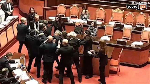 Un momento della rissa 