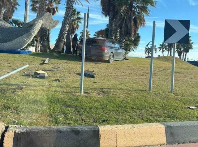 AUTO CONTRO ROTATORIA