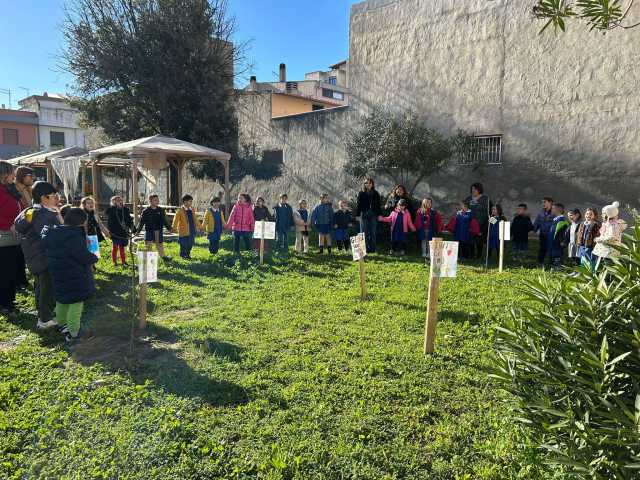 I Bambini Intorno Nel Giardino Della Scuola