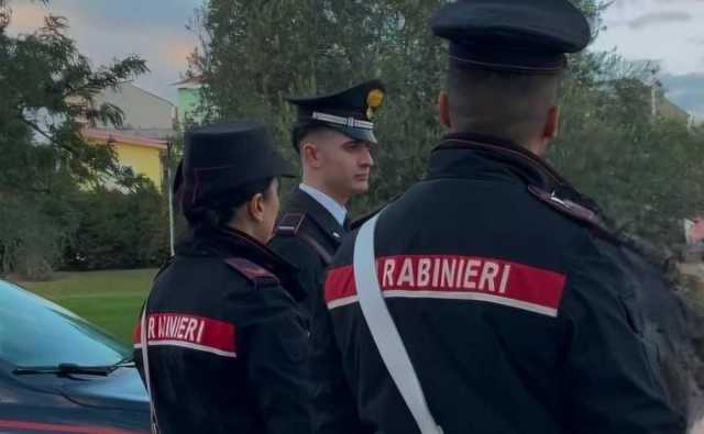 Carabinieri Di Spalle