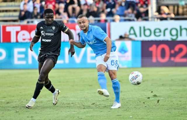 Stanislav Lobotka contro Zito Luvumbo durante Cagliari-Napoli | Foto Luigi Canu 