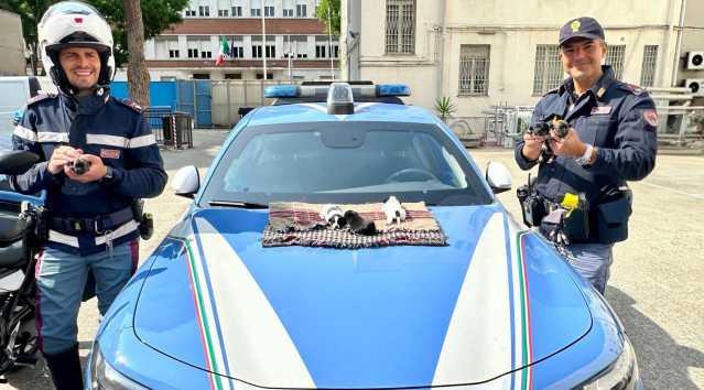 Cuccioli Salvati Dai Poliziotti