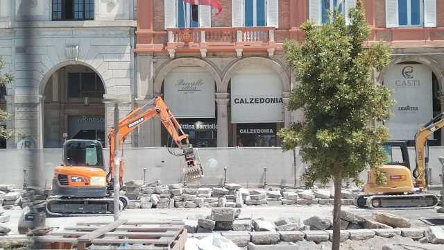 Photo 5884250013683532712 Y