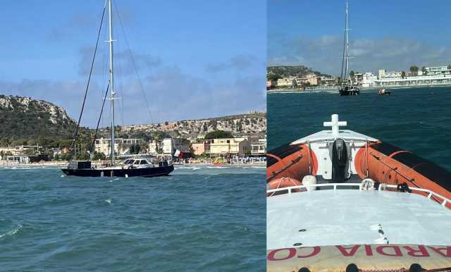 Barca A Vela Incagliata Poetto